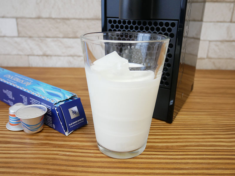 ネスプレッソ　アイスコーヒー「フラットホワイト・オーバー・アイス」作り方②牛乳を入れる